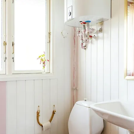 Дом отдыха Colourful Family House With Pastels And Garden