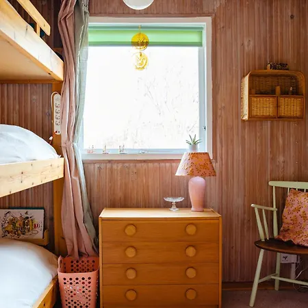펜션 Colourful Family House With Pastels And Garden