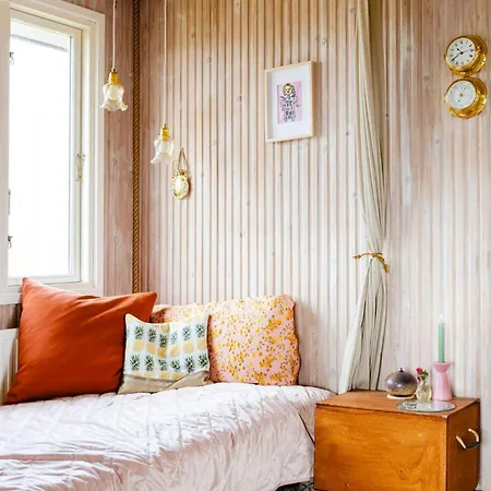 Дом отдыха Colourful Family House With Pastels And Garden *