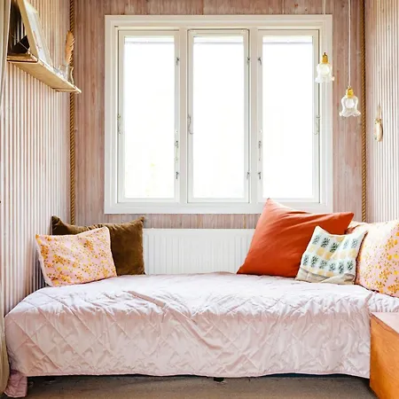 Feriehus Colourful Family House With Pastels And Garden