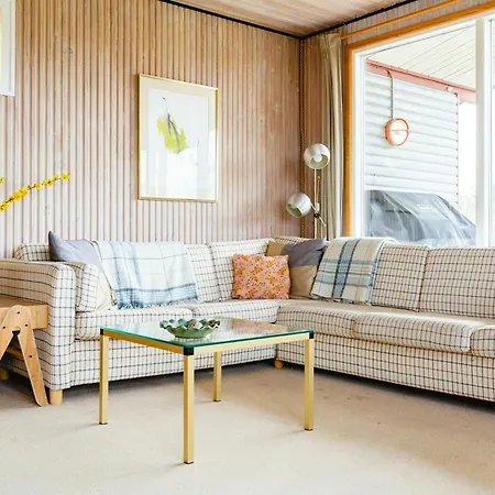 Feriehus Colourful Family House With Pastels And Garden