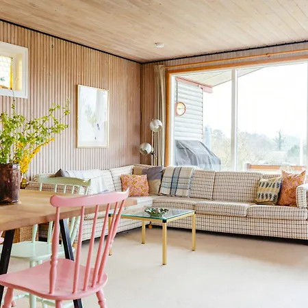 Colourful Family House With Pastels And Garden Feriehus