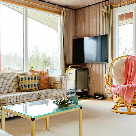 Feriehus Colourful Family House With Pastels And Garden Martofte